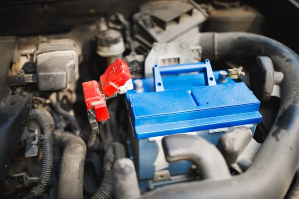 Substituição de bateria elétrica automotiva nova do chumbo-ácido no carro velho — Fotografia de Stock