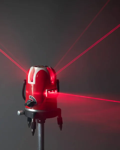 Laser livello strumento raggi di luce rossa — Foto Stock