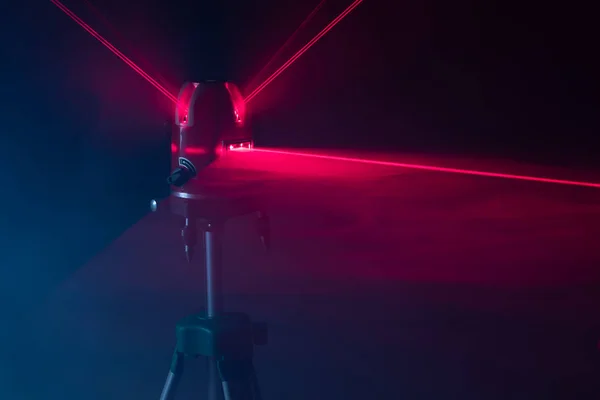 Laser livello strumento raggi di luce rossa, sfondo astratto — Foto Stock