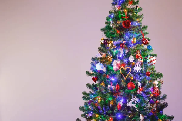 Árbol de Navidad con luces led multicolor y fondo de espacio de copia —  Fotos de Stock