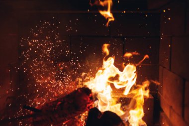 şömine kıvılcım ile yanan yangın günlükleri