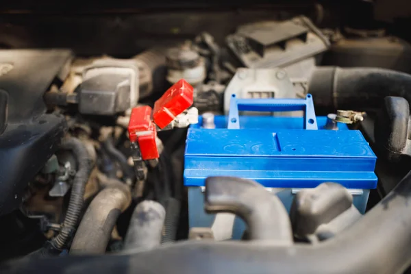 Substituição de bateria elétrica automotiva nova do chumbo-ácido no carro velho — Fotografia de Stock