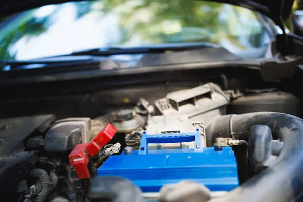 Substituição de bateria elétrica automotiva nova do chumbo-ácido no carro velho — Fotografia de Stock