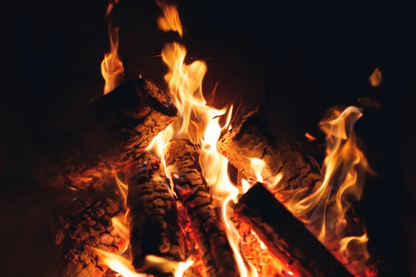 Égő tűz bejelentkezik a kandallóban — Stock Fotó