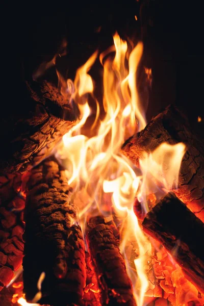 Палаючі пожежні колоди в каміні — стокове фото