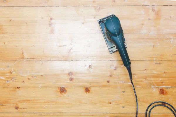 Lixamento de piso de madeira com ferramenta de lixadeira plana — Fotografia de Stock
