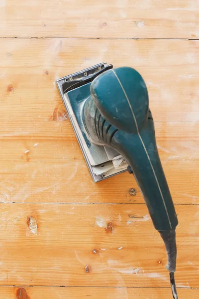 Lixamento de piso de madeira com ferramenta de lixadeira plana — Fotografia de Stock