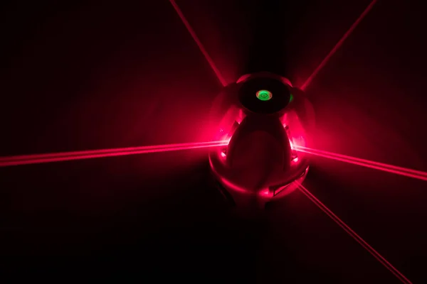 Laserowe Narzędzie poziomu światła czerwone belki — Zdjęcie stockowe