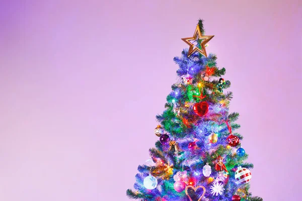 Χριστουγεννιάτικο δέντρο με πολύχρωμα φώτα LED και φόντο αντιγραφής-χώρου — Φωτογραφία Αρχείου