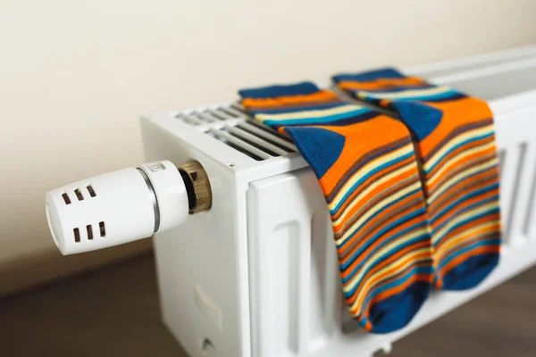 Meias coloridas estão sendo secas no radiador — Fotografia de Stock