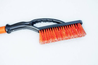 Araba, kar taneleri arka plan için turuncu kar fırça