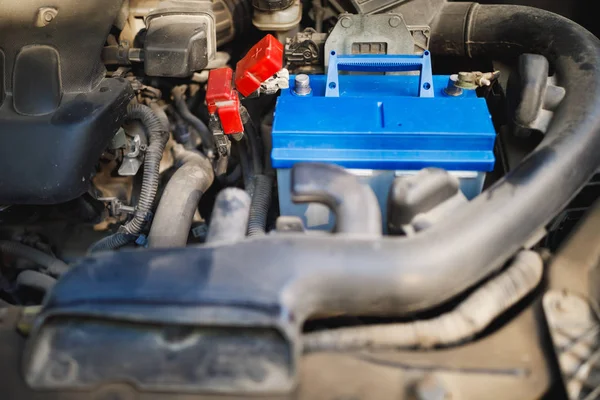 Substituição de bateria elétrica automotiva nova do chumbo-ácido no carro velho — Fotografia de Stock