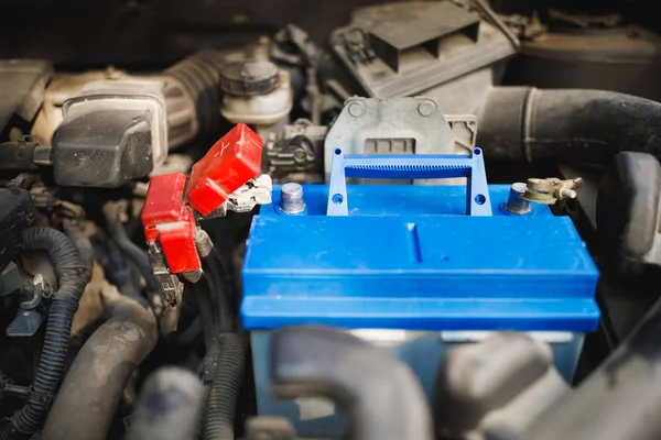 Substituição de bateria elétrica automotiva nova do chumbo-ácido no carro velho — Fotografia de Stock