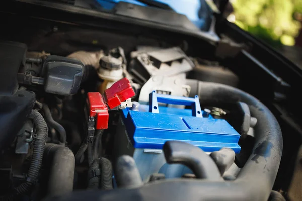 Substituição de bateria elétrica automotiva nova do chumbo-ácido no carro velho — Fotografia de Stock
