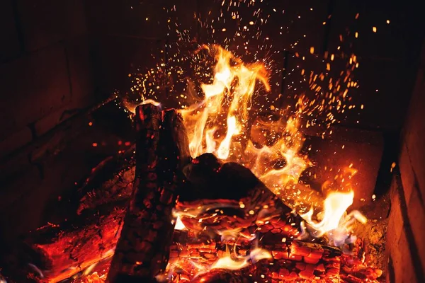 Şömine kıvılcım ile yanan yangın günlükleri — Stok fotoğraf