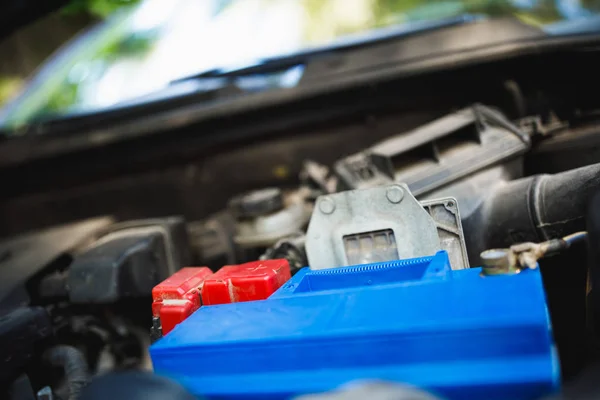 Nieuwe lood-zure Automotive elektrische batterij vervanging in oude auto — Stockfoto