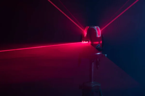 Laser livello strumento raggi di luce rossa, sfondo astratto — Foto Stock