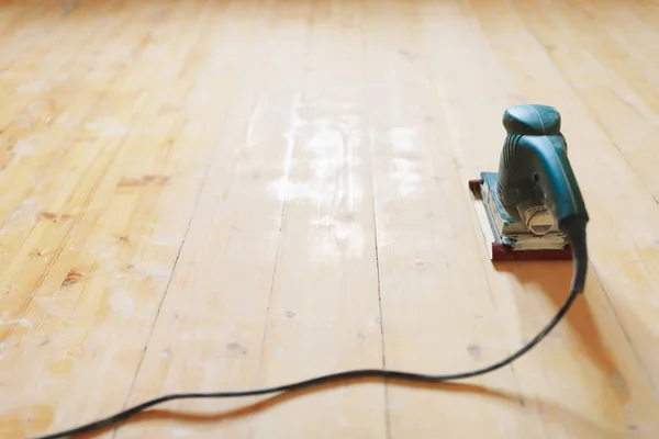 Lijado de piso de madera con lijadora plana — Foto de Stock