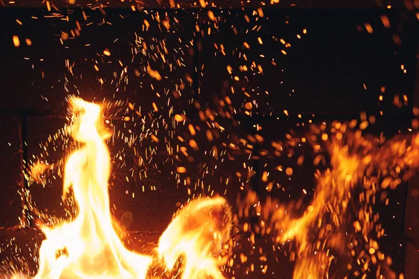 Fuego ardiente con chispas en la chimenea — Foto de Stock