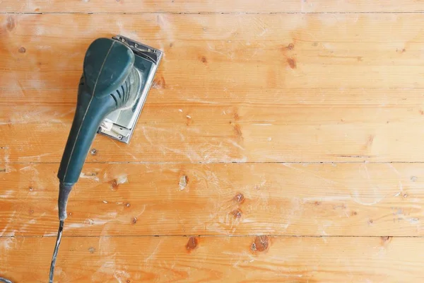 Ξύλινη λείανση δαπέδου με εργαλείο επίπεδου τριβέα — Φωτογραφία Αρχείου