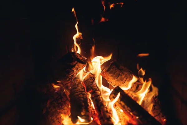 Brennende Holzscheite im Kamin — Stockfoto