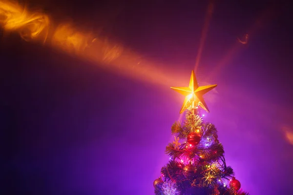 Árbol de Navidad con luces festivas, fondo púrpura — Foto de Stock