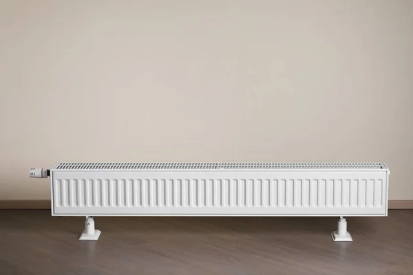 Verwarmings radiator met thermostatische knop in de woonkamer — Stockfoto