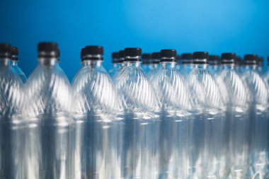 mavi arka plan üzerinde boş plastik şişeler