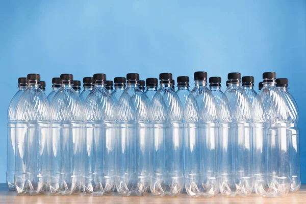 mavi arka plan üzerinde boş plastik şişeler