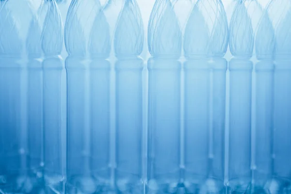 Leere Plastikflaschen blauer abstrakter Hintergrund, Nahaufnahme — Stockfoto