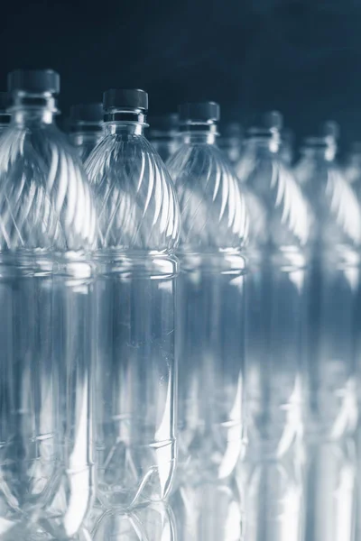 Tomma plastflaskor på mörk bakgrund — Stockfoto