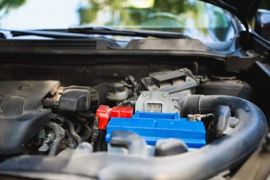 eski arabada yeni kurşun-asit otomotiv elektrikli akü değişimi