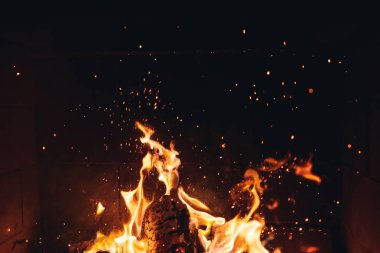 şömine kıvılcım ile yanan yangın günlükleri