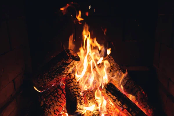 Огненные дрова в камине — стоковое фото