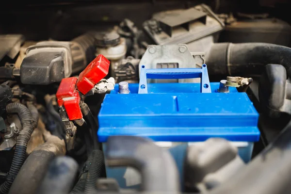 Substituição de bateria elétrica automotiva nova do chumbo-ácido no carro velho — Fotografia de Stock