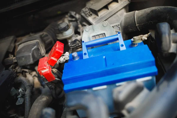 Nieuwe lood-zure Automotive elektrische batterij vervanging in oude auto — Stockfoto