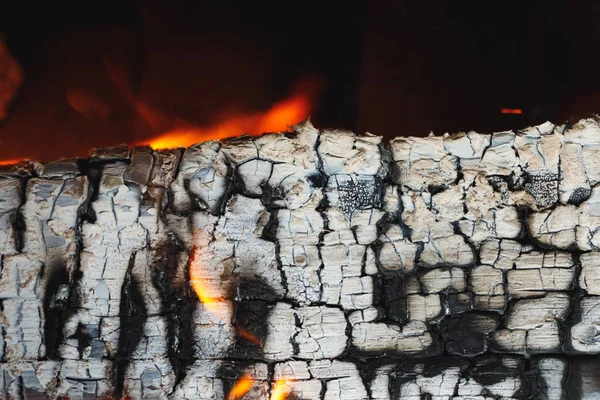 Verbrand houten log met as textuur — Stockfoto