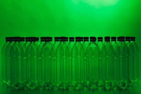 Silhouettes de bouteilles en plastique vides sur fond vert — Photo