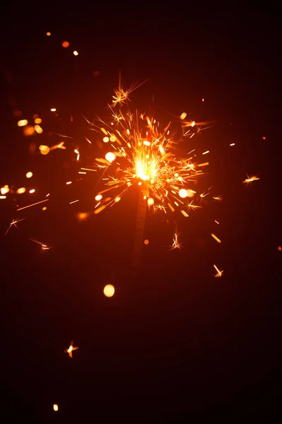 Chispa de Navidad en neblina con luz roja — Foto de Stock