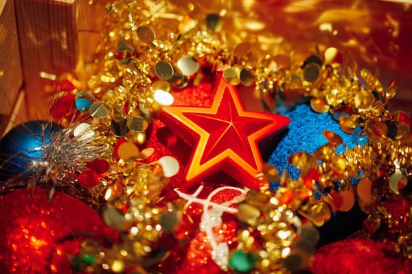 Decorações de Natal misturadas em caixa de armazenamento — Fotografia de Stock