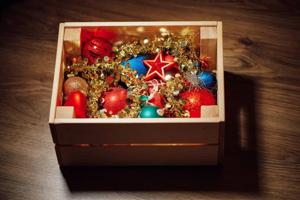 Vánoční ozdoby, které jsou uloženy v dřevěné krabičce — Stock fotografie