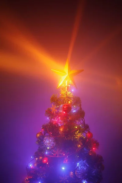 お祝いのライト、霧と紫の背景を持つクリスマスツリー — ストック写真