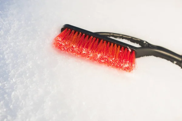 Orange snö borste för bil, snöflingor bakgrund — Stockfoto