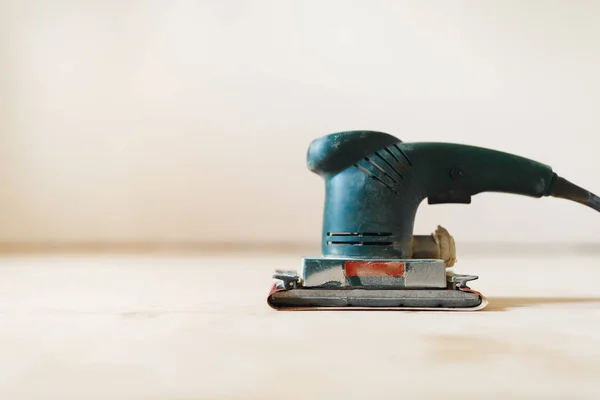 Lijado de piso de madera con lijadora plana — Foto de Stock