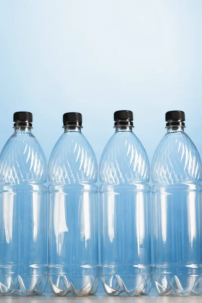 Порожні пластикові пляшки на синьому фоні — стокове фото