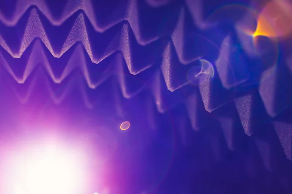 Akustikschaumpyramide abstrakten Hintergrund mit Schein-Licht — Stockfoto