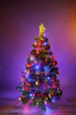 Noel ağacı, neşeli ışıklar, mor arkaplan