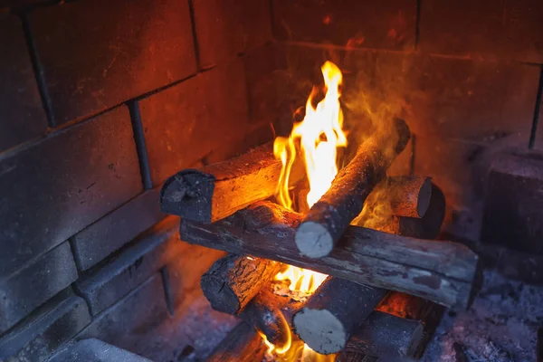 Brandende vuur logs in de open haard — Stockfoto