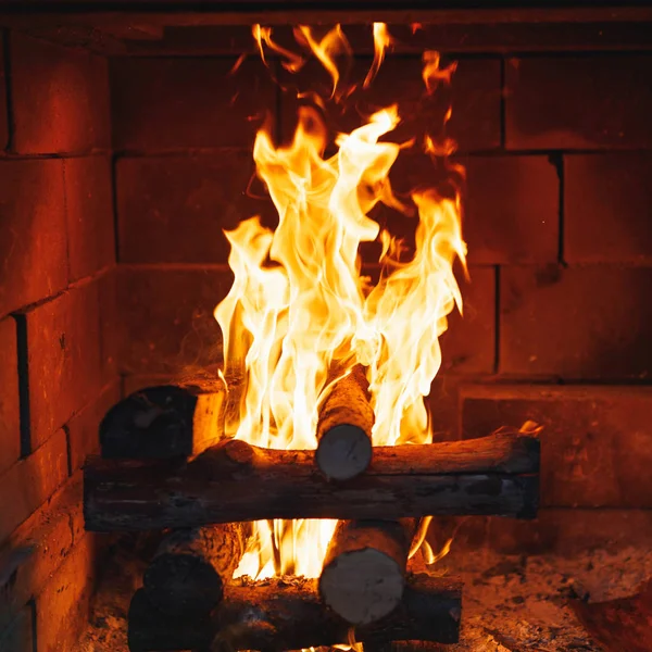 Quema de troncos de fuego en la chimenea —  Fotos de Stock