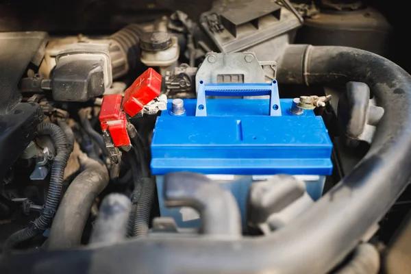 Nouveau remplacement de batterie électrique automobile plomb-acide dans l'ancienne voiture — Photo